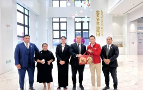 Amos 阿麦斯请瑙鲁总统吃糖：瑙鲁总统春节前夕邂逅“中国甜蜜”